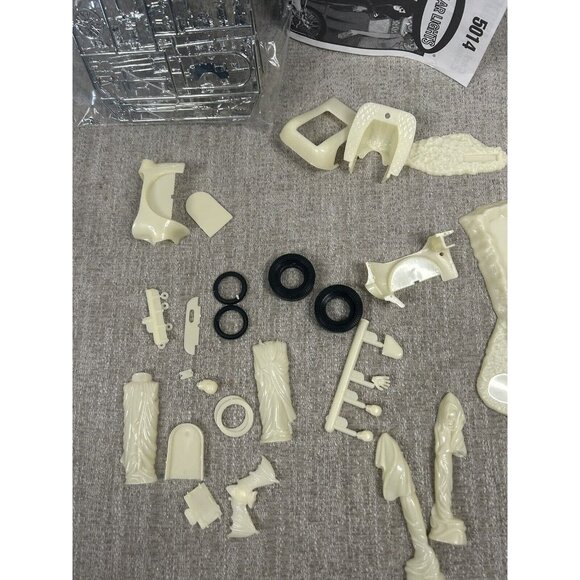 Carl Casper's Undertaker Dragster by Polar Lights  #5014 Model Kit - Picture 8 of 9